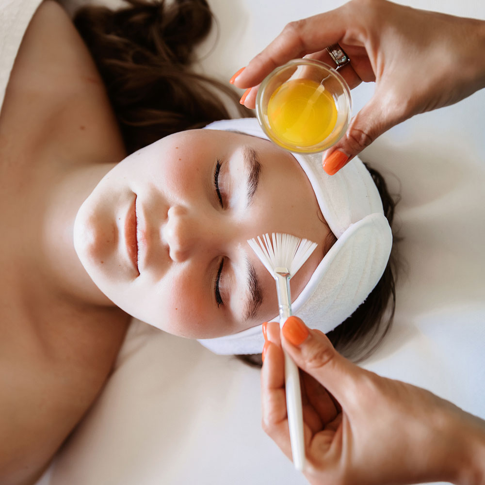 Das Bild stellt ein Fruchsäure Peeling bei Dr. Hinrichs Köln dar.