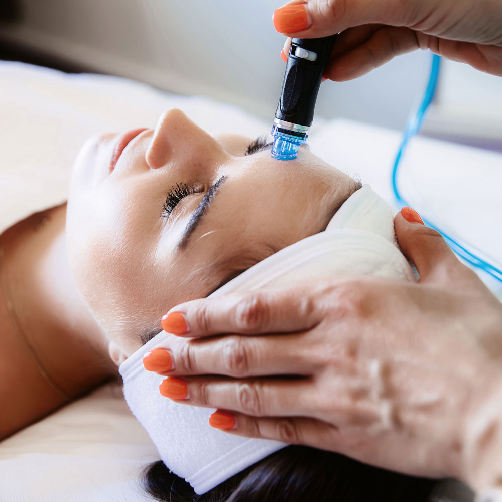 Das Bild zeigt eine HydraFacial Behandlung bei Dr. Hinrichs Köln.